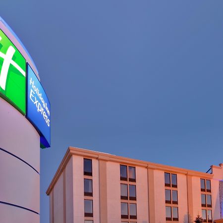 Holiday Inn Express Flint-Campus Area By Ihg Bagian luar foto