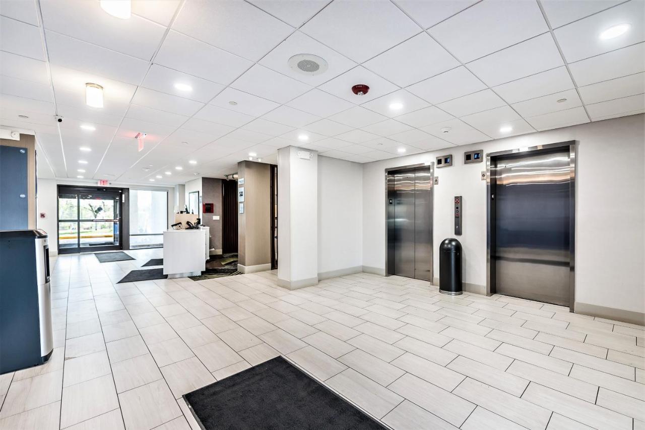 Holiday Inn Express Flint-Campus Area By Ihg Bagian luar foto