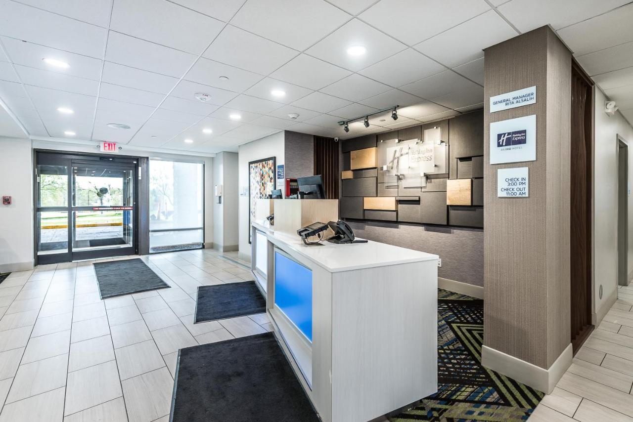Holiday Inn Express Flint-Campus Area By Ihg Bagian luar foto
