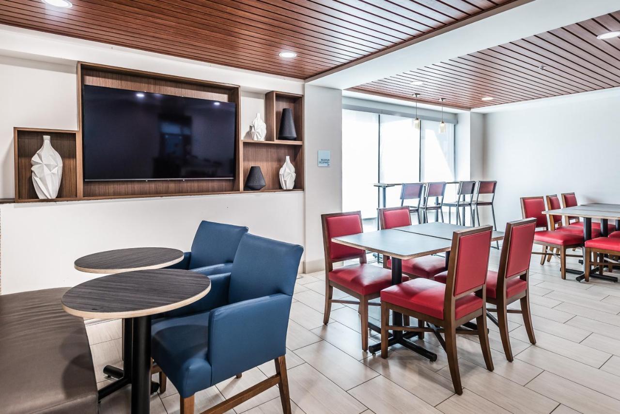 Holiday Inn Express Flint-Campus Area By Ihg Bagian luar foto