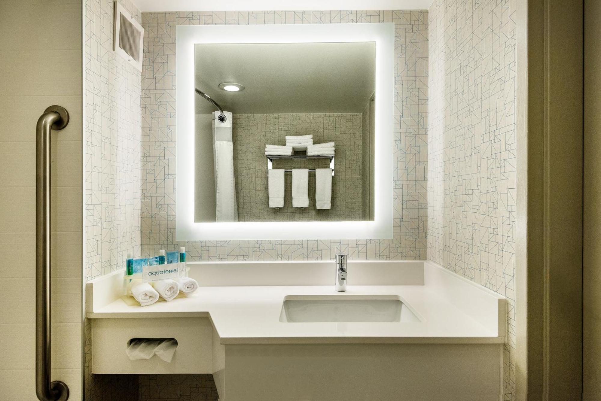 Holiday Inn Express Flint-Campus Area By Ihg Bagian luar foto