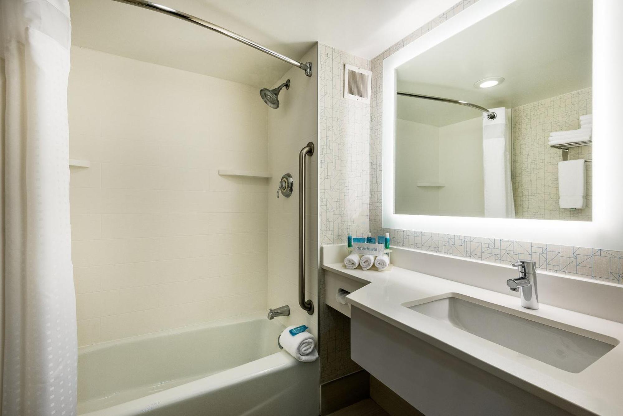 Holiday Inn Express Flint-Campus Area By Ihg Bagian luar foto